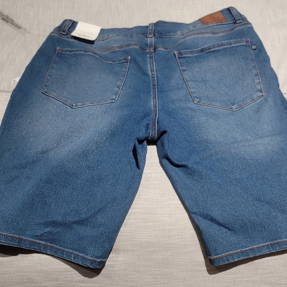 Shorts - Picture 2 of 5